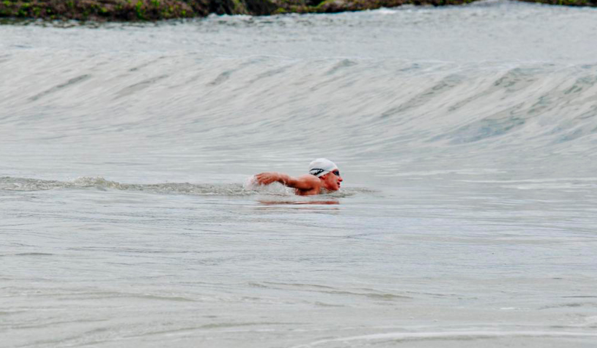 homem nadando no mar aberto