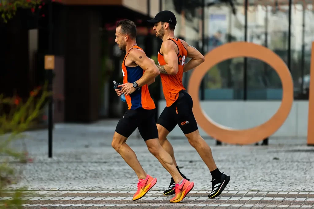Correr sem fones de ouvido ajuda na percepção corporal e melhora da postura de corrida