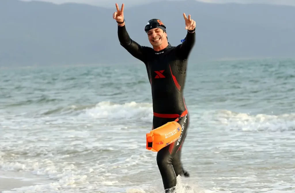 A boia de sinalização garante sua segurança na natação em águas abertas