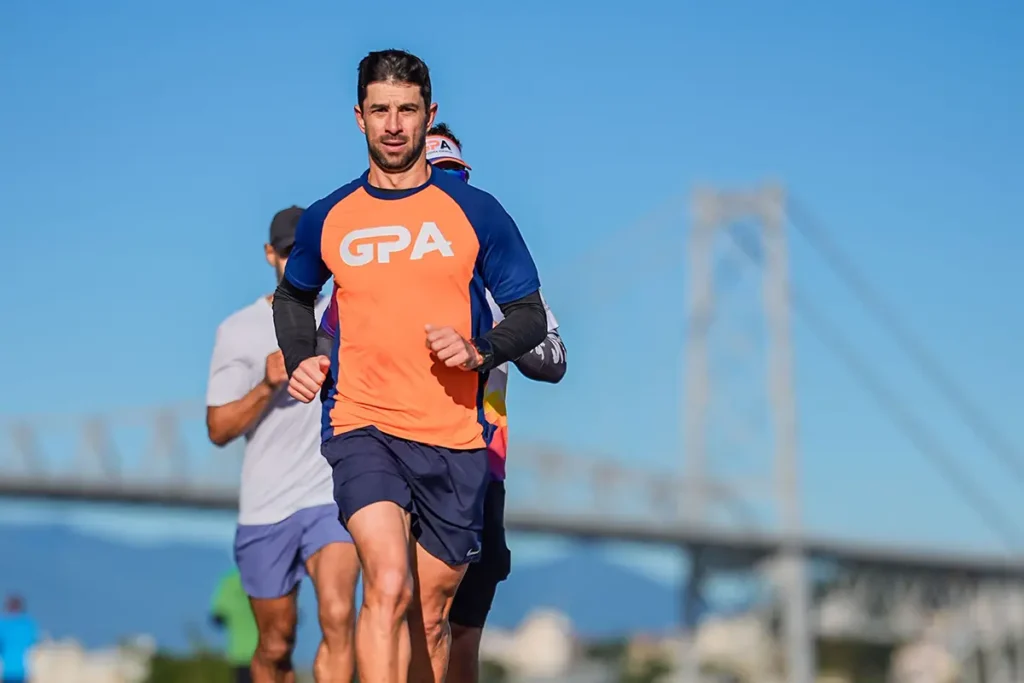 Treinar no frio faz mal? O que a ciência diz sobre correr no inverno